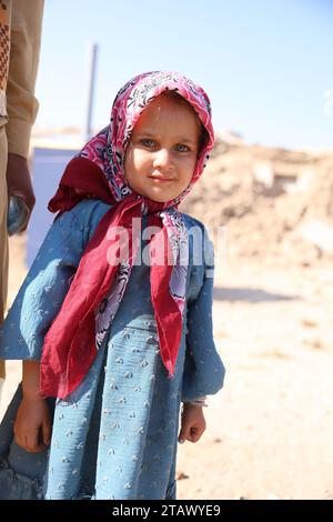 Porträt eines jungen armen afghanischen Mädchens im Dorf | afghanisches Mädchen Kabul, Afghanistan 2. November 2023 Stockfoto