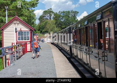 Der Zug fährt zur Wootton Station auf der Isle of Wight Steam Railway, Isle of Wight, England, Großbritannien Stockfoto