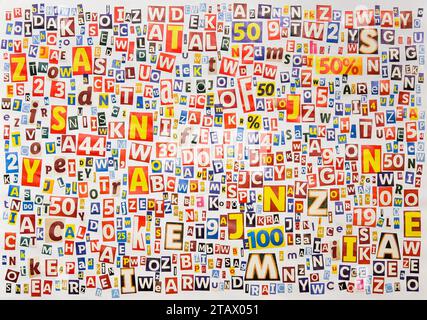 Buchstaben und Zahlen aus Zeitschriften und Zeitungen, abstrakter farbenfroher Collage Hintergrund. Anonymer Brief, eine Reihe von Symbolen Stockfoto