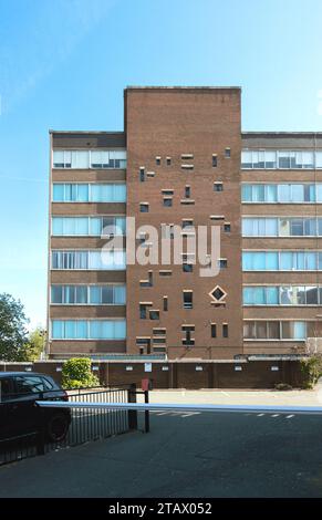 Das Flaxman Building 1960 College Road Campus an der staffordshire University ist ein Gebäude in trent uk mit Buntglas Mitte des Jahrhunderts Stockfoto