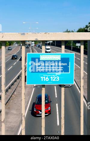 Die A500-Doppelspurstraße in Starken auf trent, samaritans Selbstmordrisiko-Telefonnummer Stockfoto