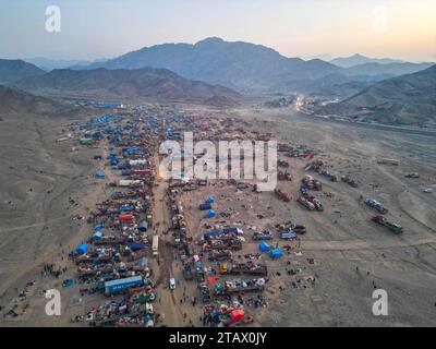 Afghanistan-Flüchtlinge, die Pakistan verlassen müssen: Ein Drohnenblick auf ein Flüchtlingslager mit Tausenden verarmter Menschen. Stockfoto