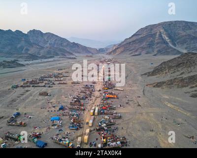 Afghanistan-Flüchtlinge, die Pakistan verlassen müssen: Ein Drohnenblick auf ein Flüchtlingslager mit Tausenden verarmter Menschen. Stockfoto