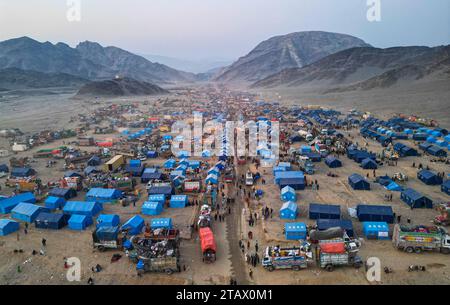 Afghanistan-Flüchtlinge, die Pakistan verlassen müssen: Ein Drohnenblick auf ein Flüchtlingslager mit Tausenden verarmter Menschen. Stockfoto