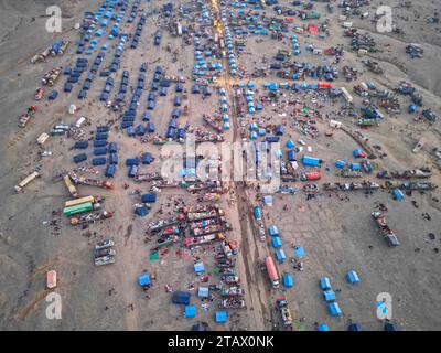 Afghanistan-Flüchtlinge, die Pakistan verlassen müssen: Ein Drohnenblick auf ein Flüchtlingslager mit Tausenden verarmter Menschen. Stockfoto