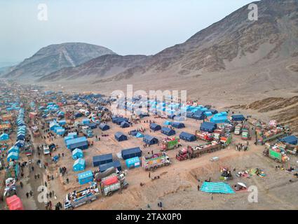 Afghanistan-Flüchtlinge, die Pakistan verlassen müssen: Ein Drohnenblick auf ein Flüchtlingslager mit Tausenden verarmter Menschen. Stockfoto