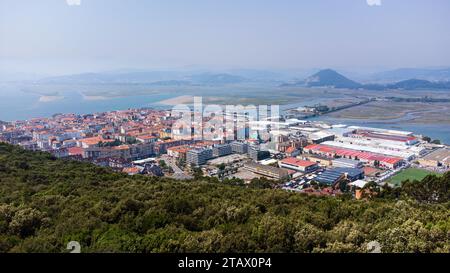 Aus der Vogelperspektive auf die Stadt Santoña und die umliegenden Buchten, Flüsse und Berge des Naturparks. Kantabrien, Spanien. Stockfoto