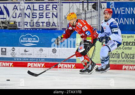 Bremerhaven, Deutschland. Dezember 2023. Christian Wejse (Fischtown Pinguins Bremerhaven, #65) verfolgt von Daniel Pfaffengut (Schwenninger Wild Wings, #77). Fischtown Pinguins Bremerhaven gegen Schwenninger Wild Wings, Eishockey, DEL, 24. Spieltag, Saison 2023/2024, 03.12.2023. Foto: Eibner-Pressefoto/Jasmin Wagner Credit: dpa/Alamy Live News Stockfoto