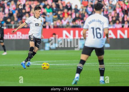 Girona, Spanien. Dezember 2023. Pepelu (18) aus Valencia wurde während des LaLiga-Spiels zwischen Girona und Valencia bei der Estadi Montilivi in Girona gesehen. (Foto: Gonzales Photo/Alamy Live News Stockfoto