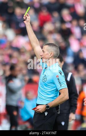 Girona, Spanien. Dezember 2023. Schiedsrichter Javier Iglesias wurde während des LaLiga-Spiels zwischen Girona und Valencia bei der Estadi Montilivi in Girona gesehen. (Foto: Gonzales Photo/Alamy Live News Stockfoto