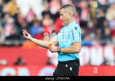 Girona, Spanien. Dezember 2023. Schiedsrichter Javier Iglesias wurde während des LaLiga-Spiels zwischen Girona und Valencia bei der Estadi Montilivi in Girona gesehen. (Foto: Gonzales Photo/Alamy Live News Stockfoto