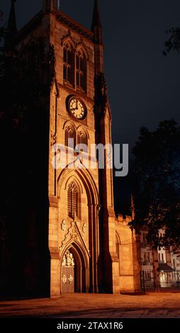 Der Uhrenturm der Blackburn Cathedral, dargestellt bei Nacht Stockfoto