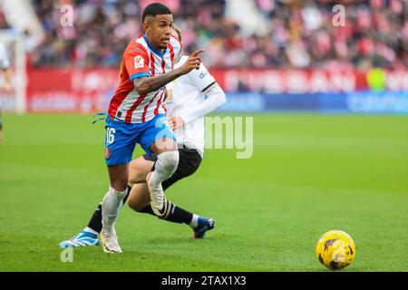 Girona, Spanien. Dezember 2023. Savio (16) von Girona, der während des LaLiga-Spiels zwischen Girona und Valencia bei der Estadi Montilivi in Girona gesehen wurde. (Foto: Gonzales Photo/Alamy Live News Stockfoto