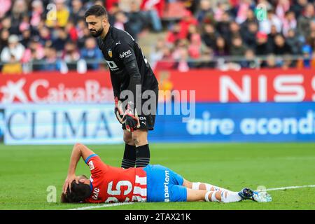 Girona, Spanien. Dezember 2023. Giorgi Mamardashvili (25) aus Valencia und Eric Garcia (25) aus Girona während des LaLiga-Spiels zwischen Girona und Valencia bei der Estadi Montilivi in Girona. (Foto: Gonzales Photo/Alamy Live News Stockfoto