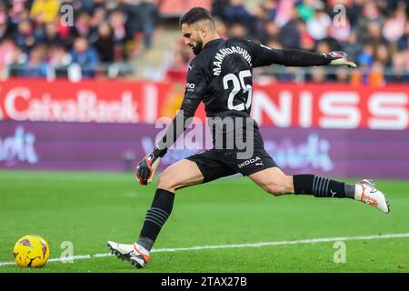 Girona, Spanien. Dezember 2023. Giorgi Mamardashvili (25) aus Valencia, der während des LaLiga-Spiels zwischen Girona und Valencia bei der Estadi Montilivi in Girona gesehen wurde. (Foto: Gonzales Photo/Alamy Live News Stockfoto