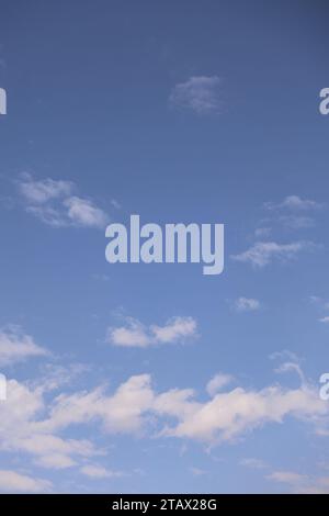 Blauer Himmel mit Wolken | Ein Himmel mit blauen Tönen, der von flauschigen weißen Wolken geschmückt ist. Stockfoto