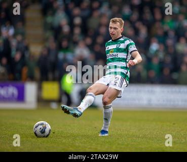 3. Dezember 2023; McDiarmid Park, Perth, Schottland: Scottish Premiership Football, St Johnstone gegen Celtic; Alistair Johnston of Celtic am Ball Stockfoto