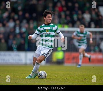 3. Dezember 2023; McDiarmid Park, Perth, Schottland: Scottish Premiership Football, St Johnstone gegen Celtic; Hyeongyu Oh of Celtic am Ball Stockfoto