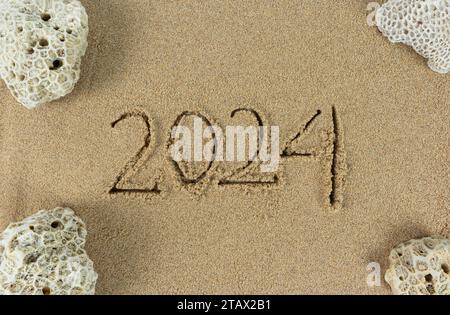 Handgeschrieben 2024 auf sauberem Strandsand. Frohes Neues Jahr Stockfoto