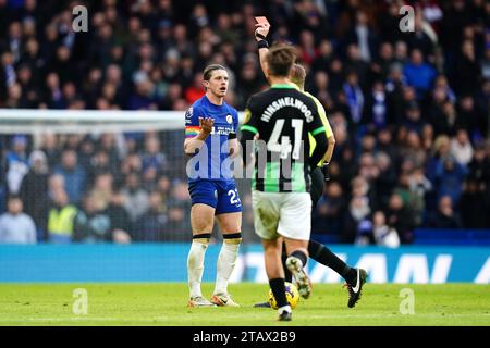 Schiedsrichter Craig Pawson zeigt Chelsea's Conor Gallagher während des Premier League-Spiels in Stamford Bridge, London, eine rote Karte. Bilddatum: Sonntag, 3. Dezember 2023. Stockfoto