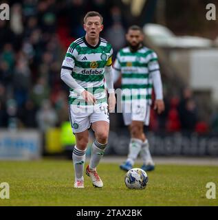 3. Dezember 2023; McDiarmid Park, Perth, Schottland: Scottish Premiership Football, St Johnstone gegen Celtic; Callum McGregor of Celtic am Ball Stockfoto