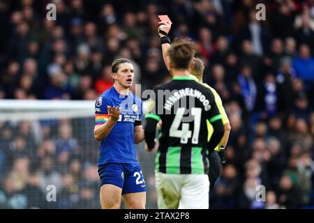 Schiedsrichter Craig Pawson zeigt Chelsea's Conor Gallagher während des Premier League-Spiels in Stamford Bridge, London, eine rote Karte. Bilddatum: Sonntag, 3. Dezember 2023. Stockfoto