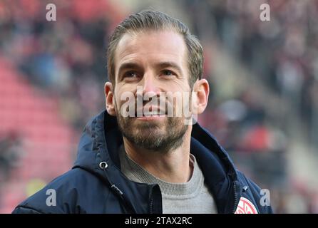 Mainz, Deutschland. Dezember 2023. Fußball: Bundesliga, FSV Mainz 05 - SC Freiburg, Spieltag 13, Mewa Arena Mainz Trainer Jan Siewert Credit: Torsten Silz/dpa - WICHTIGER HINWEIS: gemäß den Vorschriften der DFL Deutscher Fußball-Liga und des DFB Deutscher Fußball-Bundes ist es verboten, im Stadion und/oder des Spiels aufgenommene Fotografien in Form von sequenziellen Bildern und/oder videoähnlichen Fotoserien zu verwenden oder zu nutzen./dpa/Alamy Live News Stockfoto