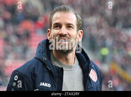 Mainz, Deutschland. Dezember 2023. Fußball: Bundesliga, FSV Mainz 05 - SC Freiburg, Spieltag 13, Mewa Arena Mainz Trainer Jan Siewert Credit: Torsten Silz/dpa - WICHTIGER HINWEIS: gemäß den Vorschriften der DFL Deutscher Fußball-Liga und des DFB Deutscher Fußball-Bundes ist es verboten, im Stadion und/oder des Spiels aufgenommene Fotografien in Form von sequenziellen Bildern und/oder videoähnlichen Fotoserien zu verwenden oder zu nutzen./dpa/Alamy Live News Stockfoto