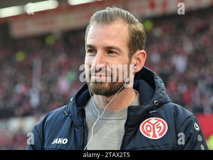 Mainz, Deutschland. Dezember 2023. Fußball: Bundesliga, FSV Mainz 05 - SC Freiburg, Spieltag 13, Mewa Arena Mainz Trainer Jan Siewert Credit: Torsten Silz/dpa - WICHTIGER HINWEIS: gemäß den Vorschriften der DFL Deutscher Fußball-Liga und des DFB Deutscher Fußball-Bundes ist es verboten, im Stadion und/oder des Spiels aufgenommene Fotografien in Form von sequenziellen Bildern und/oder videoähnlichen Fotoserien zu verwenden oder zu nutzen./dpa/Alamy Live News Stockfoto