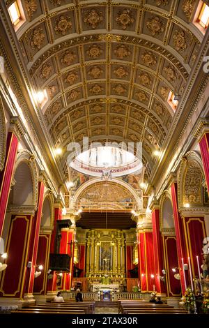 Zurrieq, Malta - 18. Juni 2023: Innenraum des Kirchenschiffs der Pfarrkirche St. Catherine im Dorf Zurrieq Stockfoto