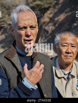 Tsushima, Japan. Dezember 2023. Der US-Botschafter in Japan Rahm Emanuel beantwortet die Frage des Reporters nach der Strandreinigung am Strand Kujika in Tsushima, Präfektur Nagasaki, Japan am Sonntag, den 3. Dezember 2023. Foto: Keizo Mori/UPI Credit: UPI/Alamy Live News Stockfoto