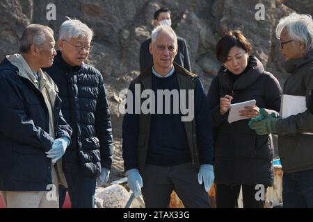 Tsushima, Japan. Dezember 2023. (L-R)Tsushima Bürgermeister Naoki Hitakatsu, südkoreanischer Botschafter in Japan Yun Duk-min und US-Botschafter in Japan Rahm Emanuel kommen am Sonntag, den 3. Dezember 2023, zur Strandreinigung am Kujika Strand in Tsushima, Präfektur Nagasaki, Japan an. Foto: Keizo Mori/UPI Credit: UPI/Alamy Live News Stockfoto