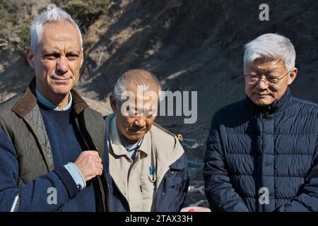 Tsushima, Japan. Dezember 2023. Der US-Botschafter in Japan Rahm Emanuel beantwortet die Frage des Reporters nach der Strandreinigung am Strand Kujika in Tsushima, Präfektur Nagasaki, Japan am Sonntag, den 3. Dezember 2023. Foto: Keizo Mori/UPI Credit: UPI/Alamy Live News Stockfoto