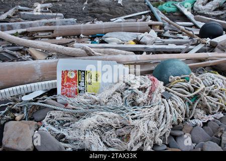 Tsushima, Japan. Dezember 2023. Am Sonntag, den 3. Dezember 2023, werden am Strand von Kujika in Tsushima, Präfektur Nagasaki, Japan, verdriftete Plastikabfälle aus dem Meer beobachtet. Foto: Keizo Mori/UPI Credit: UPI/Alamy Live News Stockfoto