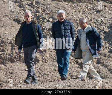 Tsushima, Japan. Dezember 2023. (L-R)USA Der Botschafter in Japan Rahm Emanuel, der südkoreanische Botschafter in Japan Yun Duk-min und der Bürgermeister von Tsushima Naoki Hitakatsu kommen am Sonntag, den 3. Dezember 2023, zur Strandreinigung am Strand von Kujika in Tsushima, Präfektur Nagasaki, Japan an. Foto: Keizo Mori/UPI Credit: UPI/Alamy Live News Stockfoto