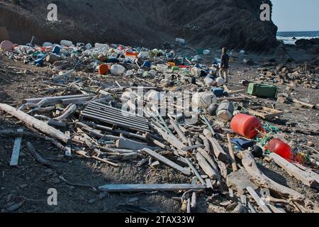 Tsushima, Japan. Dezember 2023. Am Sonntag, den 3. Dezember 2023, werden am Strand von Kujika in Tsushima, Präfektur Nagasaki, Japan, verdriftete Plastikabfälle aus dem Meer beobachtet. Foto: Keizo Mori/UPI Credit: UPI/Alamy Live News Stockfoto