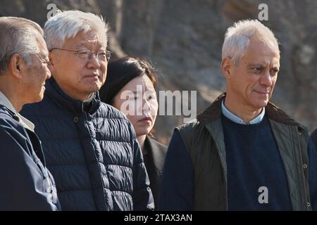 Tsushima, Japan. Dezember 2023. (L-R)Tsushima Bürgermeister Naoki Hitakatsu, südkoreanischer Botschafter in Japan Yun Duk-min und US-Botschafter in Japan Rahm Emanuel kommen am Sonntag, den 3. Dezember 2023, zur Strandreinigung am Kujika Strand in Tsushima, Präfektur Nagasaki, Japan an. Foto: Keizo Mori/UPI Credit: UPI/Alamy Live News Stockfoto