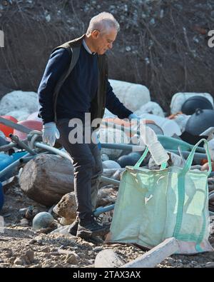 Tsushima, Japan. Dezember 2023. Der US-Botschafter in Japan Rahm Emanuel sammelt während der Strandreinigung am Strand von Kujika in Tsushima, Präfektur Nagasaki, Japan am Sonntag, den 3. Dezember 2023 Plastikmüll auf. Foto: Keizo Mori/UPI Credit: UPI/Alamy Live News Stockfoto