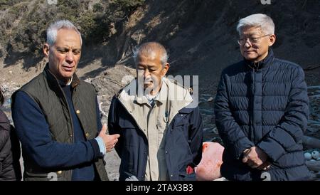 Tsushima, Japan. Dezember 2023. Der US-Botschafter in Japan Rahm Emanuel beantwortet die Frage des Reporters nach der Strandreinigung am Strand Kujika in Tsushima, Präfektur Nagasaki, Japan am Sonntag, den 3. Dezember 2023. Foto: Keizo Mori/UPI Credit: UPI/Alamy Live News Stockfoto