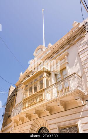 Typische geschlossene Balkone mit dem Namen Gallarija auf der Insel Malta Stockfoto