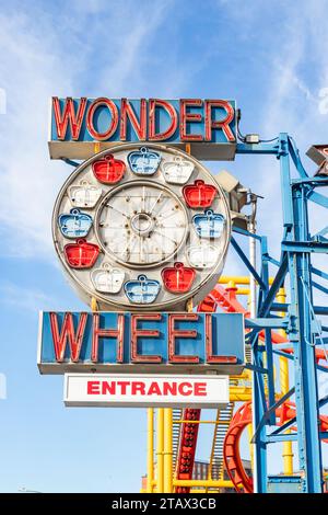 Deno's Wonder Wheel Schild, Coney Island, Brooklyn, Vereinigte Staaten von Amerika. Stockfoto