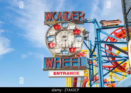 Deno's Wonder Wheel Schild, Coney Island, Brooklyn, Vereinigte Staaten von Amerika. Stockfoto