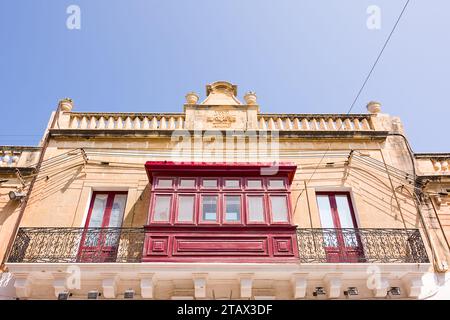 Typisch rote geschlossene Balkone mit dem Namen gallarija auf der Insel Malta Stockfoto