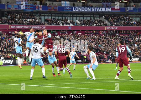 London, England am 3. Dezember 2023. Jarrod Bowen von West Ham United und Chris Richards von Crystal Palace steigen am 3. Dezember 2023 im London Stadium im Queen Elizabeth Olympic Park in London auf. Foto von Phil Hutchinson. Nur redaktionelle Verwendung, Lizenz für kommerzielle Nutzung erforderlich. Keine Verwendung bei Wetten, Spielen oder Publikationen eines einzelnen Clubs/einer Liga/eines Spielers. Quelle: UK Sports Pics Ltd/Alamy Live News Stockfoto