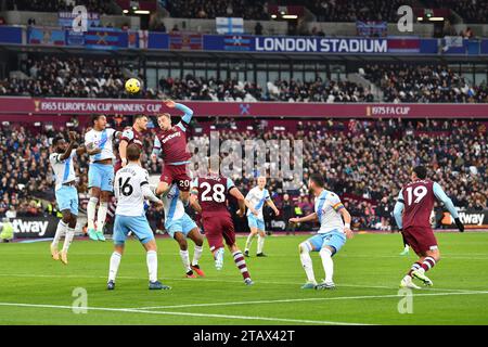 London, England am 3. Dezember 2023. Jarrod Bowen von West Ham United und Chris Richards von Crystal Palace steigen am 3. Dezember 2023 im London Stadium im Queen Elizabeth Olympic Park in London auf. Foto von Phil Hutchinson. Nur redaktionelle Verwendung, Lizenz für kommerzielle Nutzung erforderlich. Keine Verwendung bei Wetten, Spielen oder Publikationen eines einzelnen Clubs/einer Liga/eines Spielers. Quelle: UK Sports Pics Ltd/Alamy Live News Stockfoto