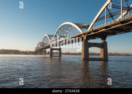 Die Centennial Bridge überquert den Mississippi River von Davenport in Iowa nach Moline in Illinois Stockfoto