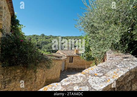 le Village de la Roque sur Cèze et la Cascade du sautadet dans le Gard par un beau matin ensoleillé du mois d’août Stockfoto