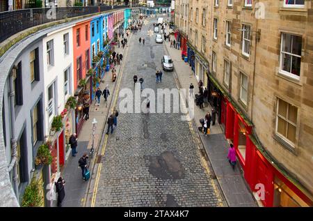 Edinburgh Schottland Victoria Street mit Blick auf Reihen von bunten Häusern eine Kopfsteinpflasterstraße und Touristen im frühen Winter Stockfoto