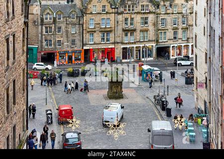 Edinburgh Scotland Victoria Street mit Blick auf West Bow und Grassmarket mit vielen Touristen im frühen Winter Stockfoto