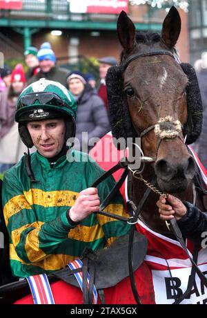 Jockey Mark Walsh (links) feiert nach dem Gewinn der Handicap-Hürde „Pay Extra Places Daily“ von Bar One Racing mit Pferd am zweiten Tag des Fairyhouse Winter Festivals auf der Fairyhouse Racecourse, County Meath. Bilddatum: Sonntag, 3. Dezember 2023. Stockfoto